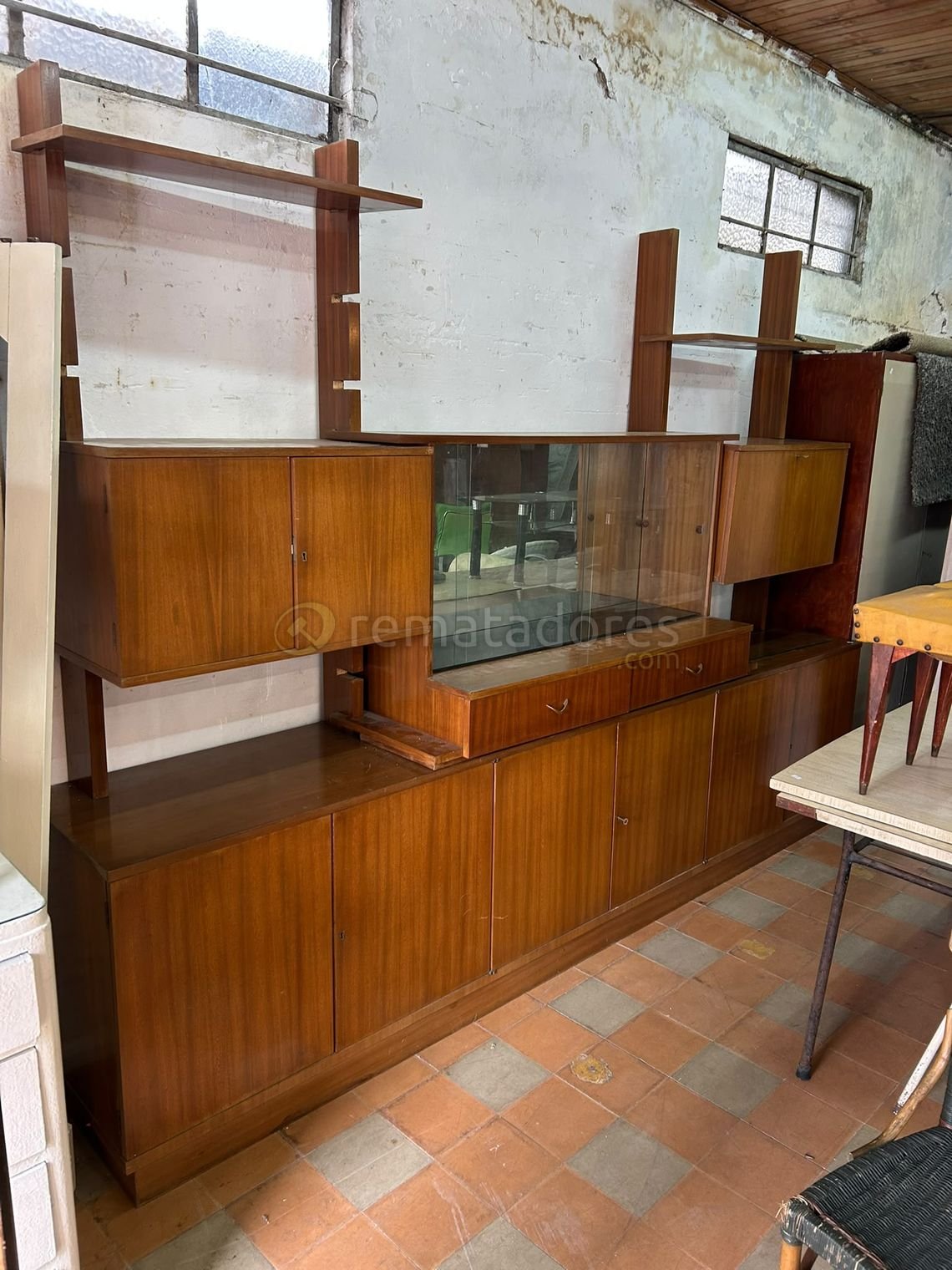 Mueble modular de madera con vitrina y estantes