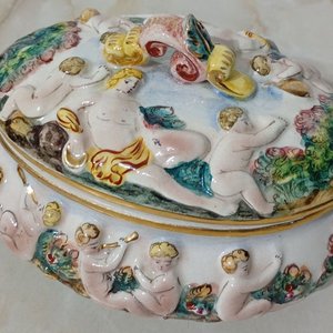 Alhajero de Porcelana Capodimonte con Querubines y Detalles Dorados - imagen 3