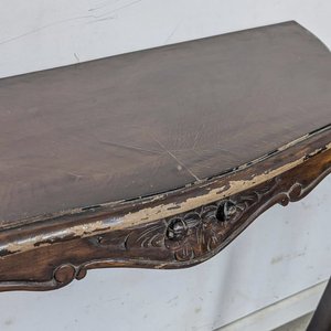 Consola Francesa Antigua de Madera con Vidrio y Detalles Tallados - imagen 6