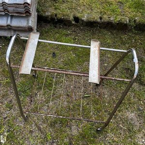 Silla de Baño para Discapacitados con Estructura Metálica y Asiento Blanco - imagen 3