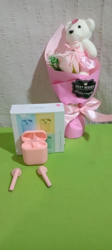 Lote siguiente: Adorno floral con osito y auriculares inalambricos