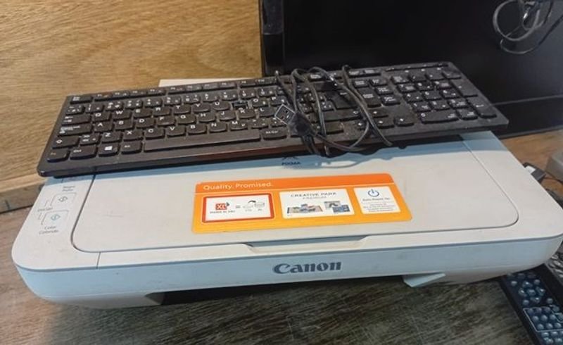 Lote de tecnología: impresora, monitor, teclado y otros - imagen 2