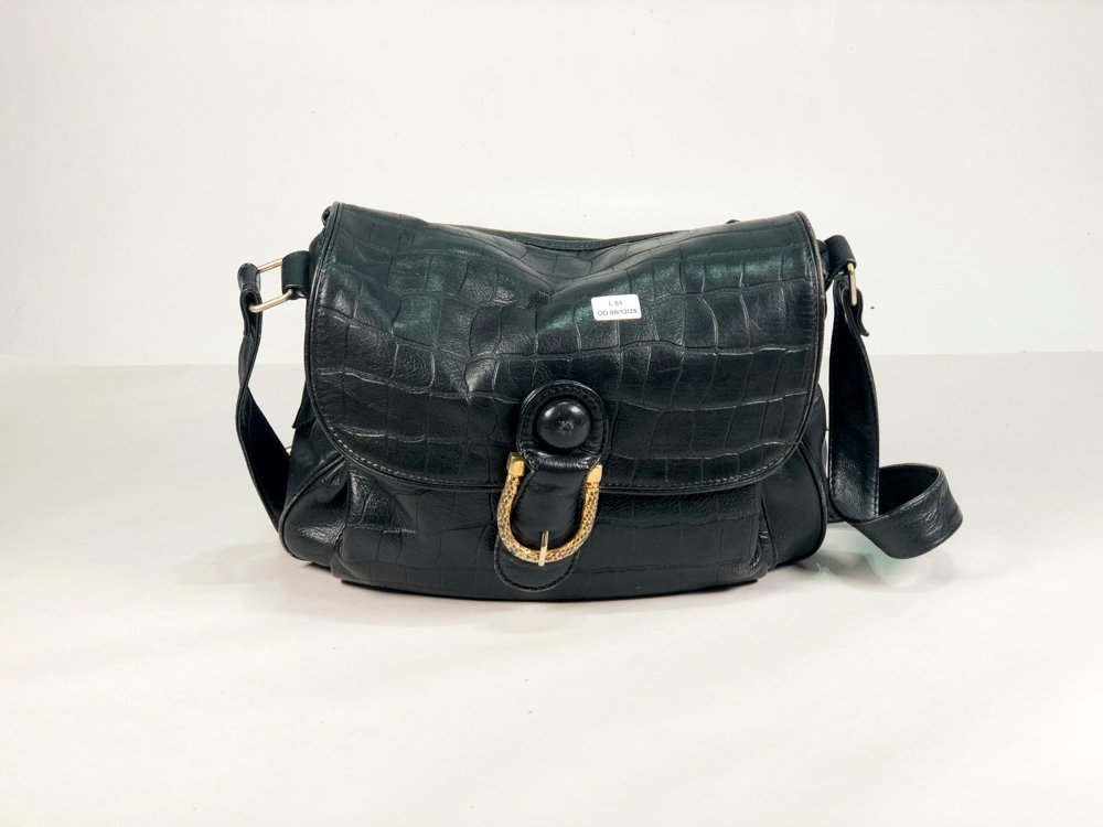 Cartera en simil cuero color negro con cierre de cadena de oro - imagen 2