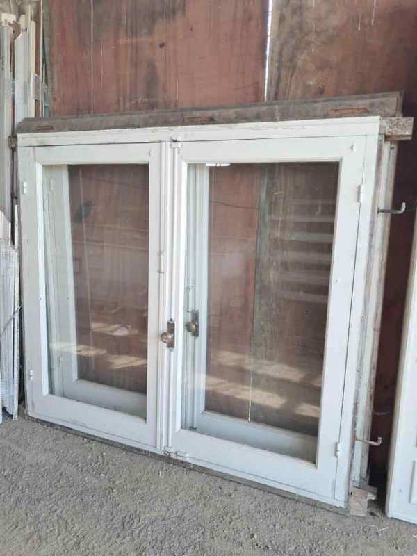 Ventanas Dobles de Madera con Marcos Blancos