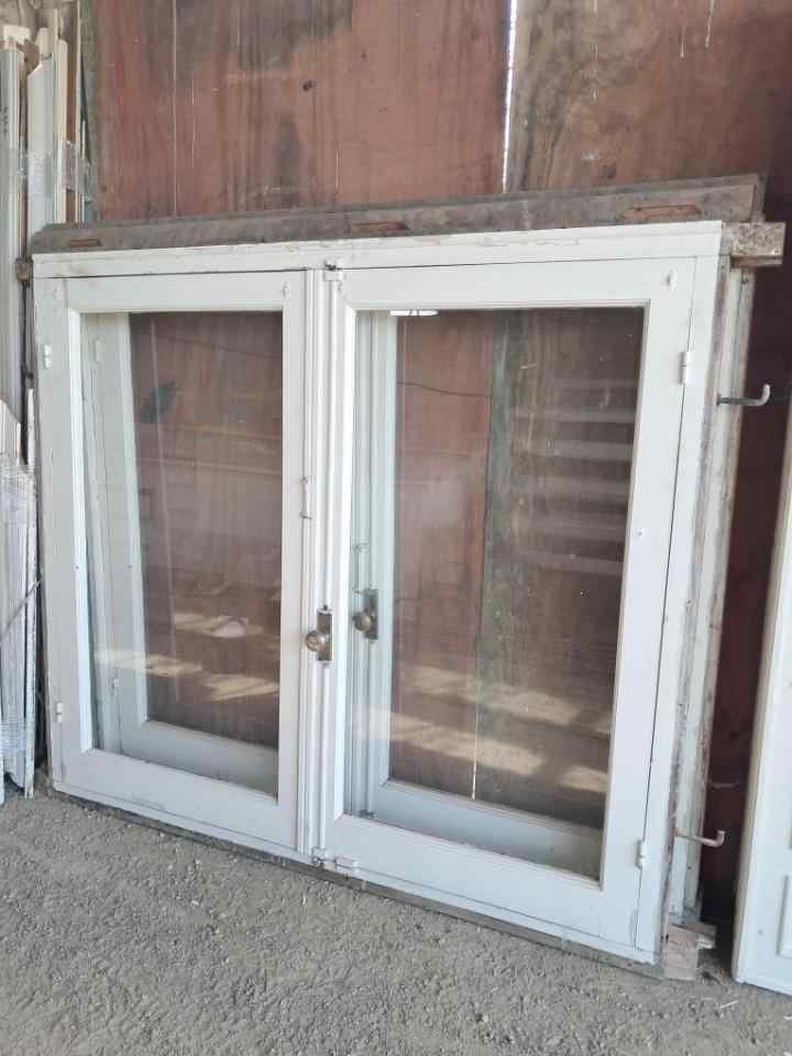 Ventanas Dobles de Madera con Marcos Blancos