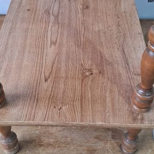 Mesa Auxiliar de Madera con Dos Niveles y Patas Torneadas - imagen 3