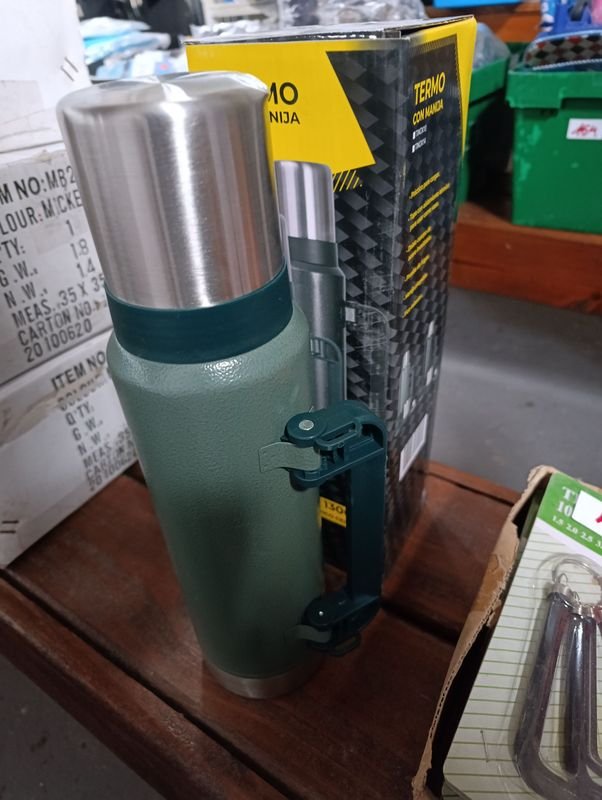 Termo Stanley Verde con Tapa y Manija