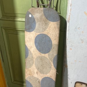 Lote siguiente: Mesa de Planchar con Diseño de Círculos