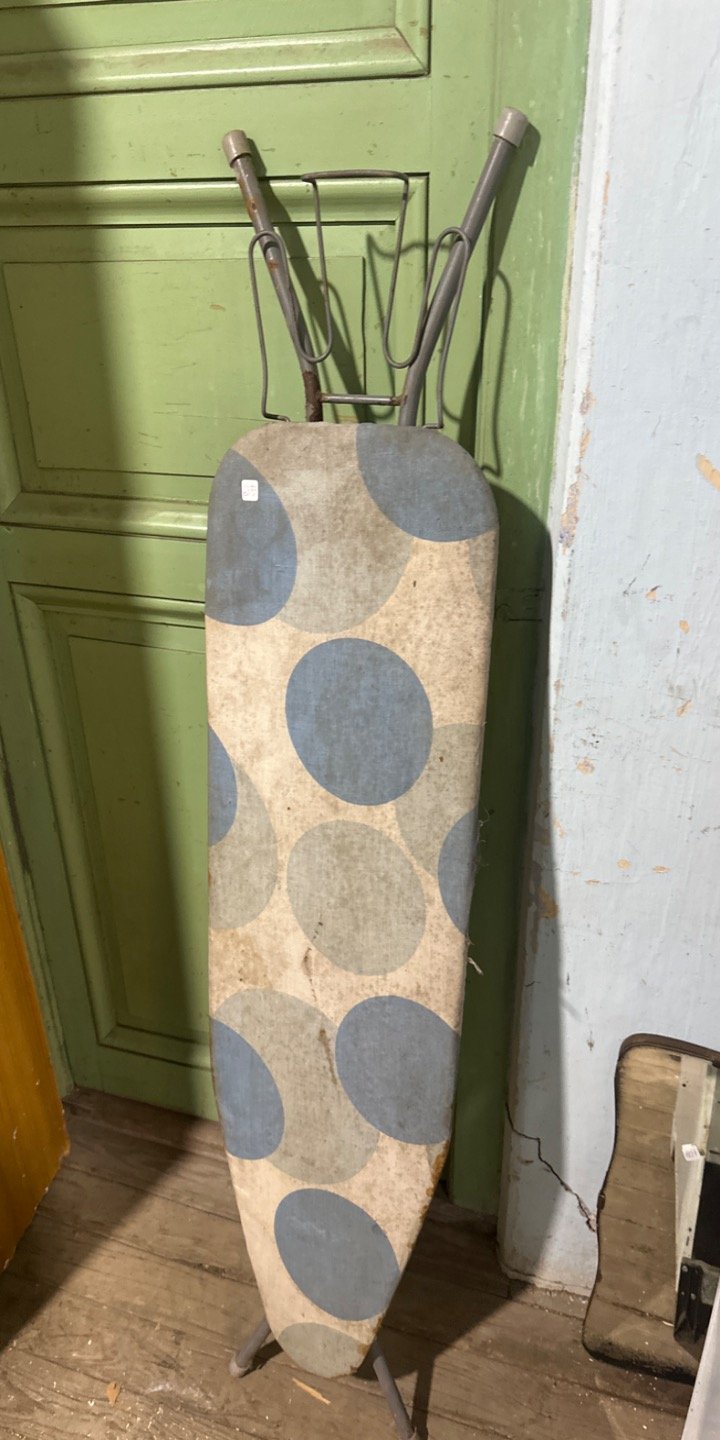 Mesa de Planchar con Diseño de Círculos