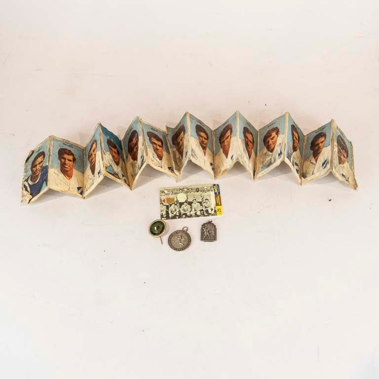 Lote siguiente: Colección de deporte vintage con medallas y figuras