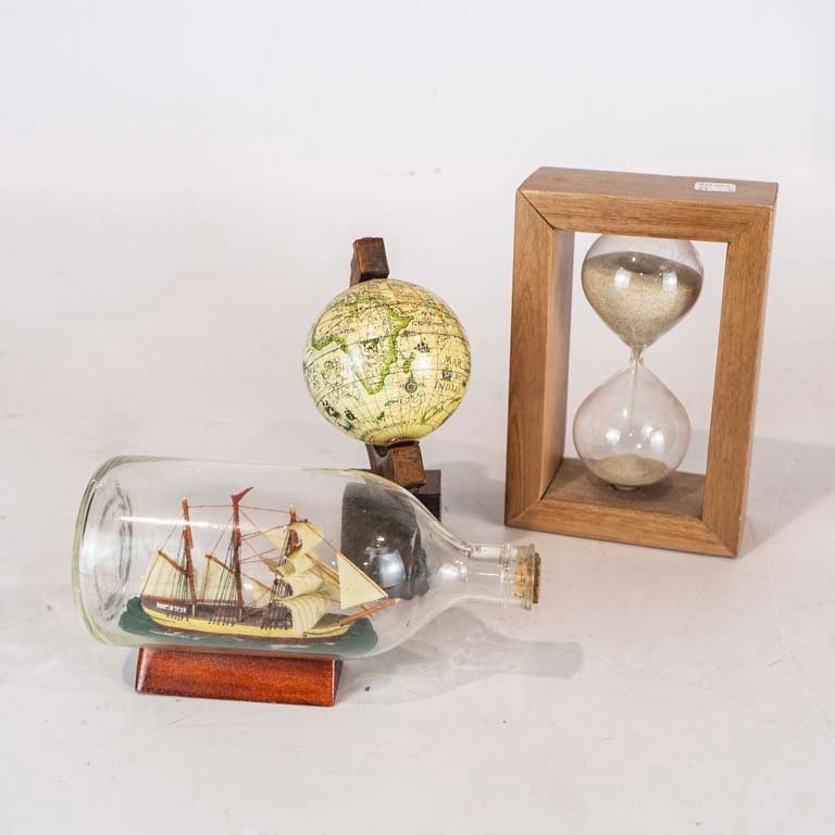 Lote anterior: Decoración Vintage con Reloj de Arena, Globo Terráqueo y Adorno Velero en Botella