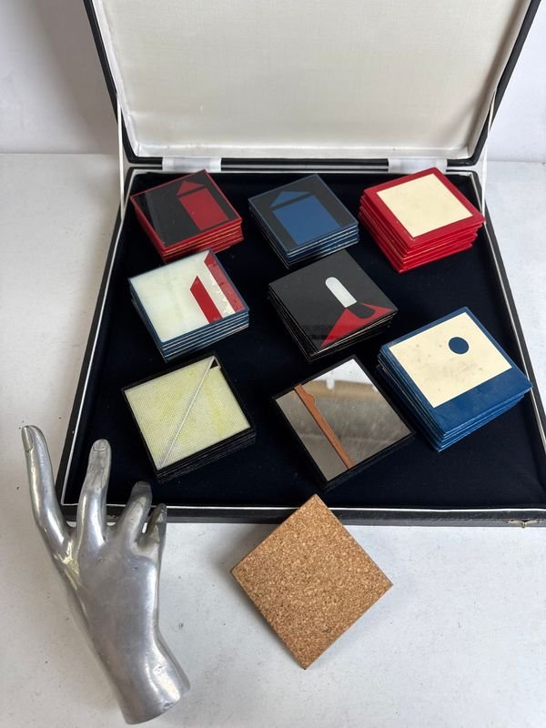 Lote siguiente: Varios juegos de posavasos vintage en vidrio y corcho