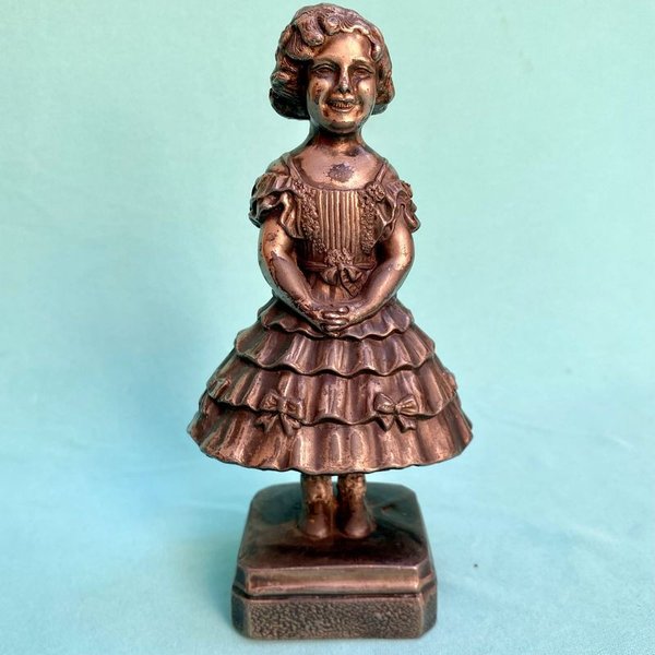 Rara figura de la famosa actriz infantil Shirley Temple . Publicidad de "La Especial de Niños", Esteban Campora. Agraciada 2322. Realizada en peltre. Tiene un detalle al dorso en el vestido. Altura: 16 cm. - imagen 1