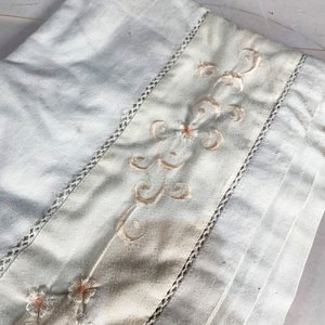 Mantel de Hilo Blanco y Beige Bordado - imagen 3