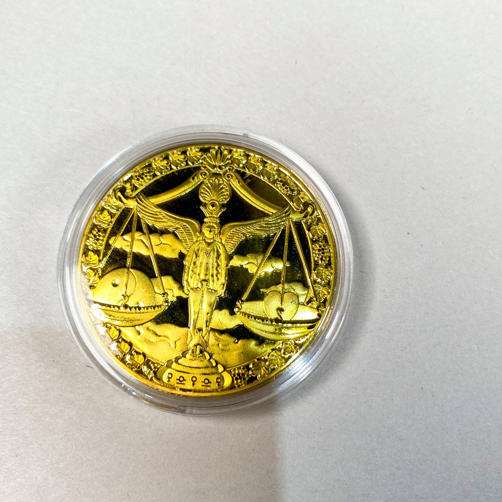 Moneda Coleccionable Libra Dorada con Estuche Zodiacal