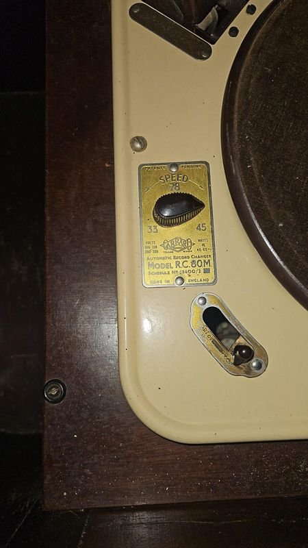 Tocadiscos modelo Carrard: Un reproductor de discos vintage en excelente estado - imagen 7