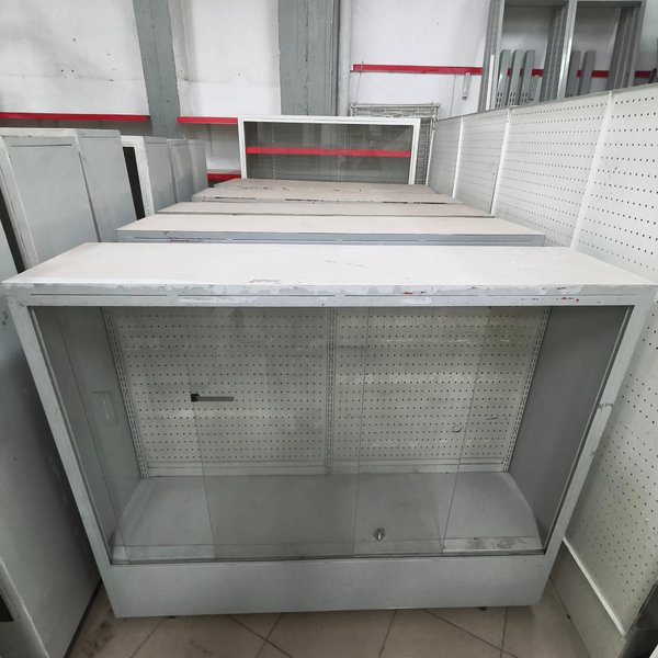 Vitrina Exhibidora Clara con Panel Perforado y Base Cerrada