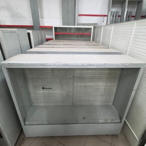 Vitrina Exhibidora Clara con Panel Perforado y Base Cerrada - imagen 1