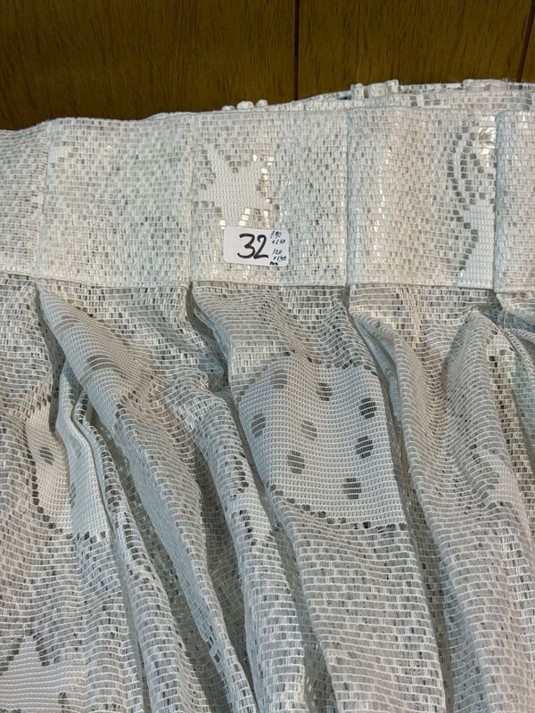 Lote de Dos Cortinas: Calada Blanca y Estampada de Caballos