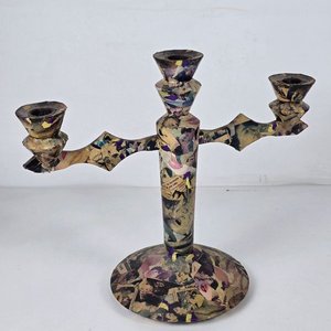 Par de Objetos Intervenidos por Doris Ryffel-Rawak: Candelabro y Reloj de Mesa con Folletos - imagen 2