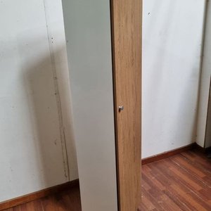 Mueble Auxiliar Vertical con Puerta, Estantes y Perchas - imagen 4