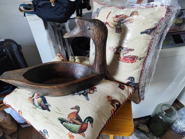 LINDO ADORNO PATO EN MADERA Y ALMOHADONES DISEÑO PATO - imagen 2