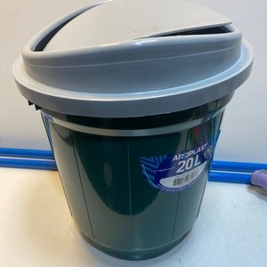 Set de Limpieza: Papelera Aroplast 20L, Escoba, Trapo y Pala - imagen 4