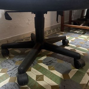 Silla de Oficina Giratoria Negra con Cojín Artesanal Multicolor - imagen 7