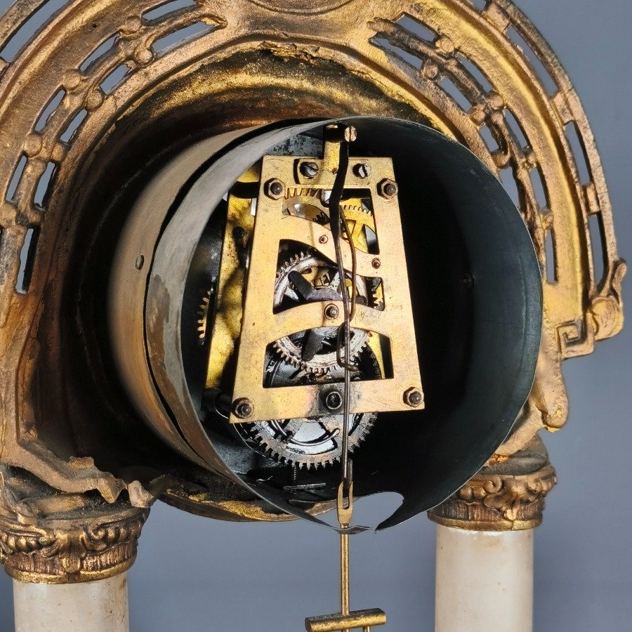 Relojes de Sobremesa Antiguos Francés con Estructura Ornamental y Columnas en Alabastro - imagen 11