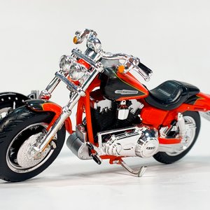 Maquetas Maisto: Harley Davidson CVO Fat Bob Naranja (2009) y Hydra Glide Negra (1953) - imagen 3