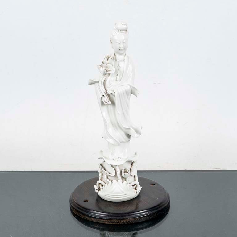 Lote anterior: Figura de porcelana blanca en base de madera