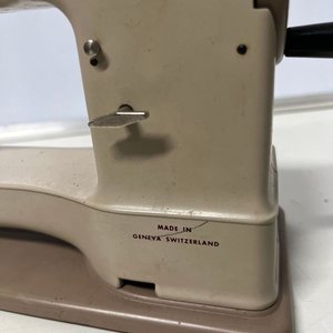 Máquina de Coser Elna Junior Suiza con Estuche Metálico - imagen 3