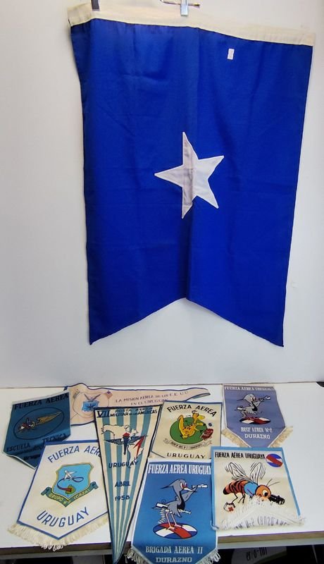 Lote de 8 Banderines Antiguos Fuerza Aérea Uruguaya y Bandera de Comando