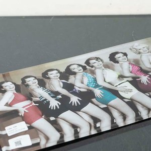 Chapa Decorativa Moderna con Figuras Femeninas en Traje de Baño - imagen 2