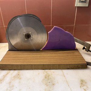 Rebanadora Manual de Mesa con Base de Madera y Cuchilla Metálica - imagen 9