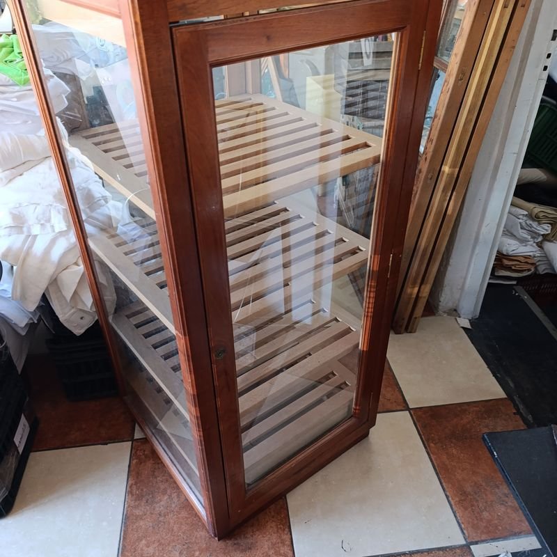 Vitrina de Cedro con Doble Puerta y Estantería - imagen 6