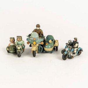 Lote siguiente: 3 motos con sidecar de plástico y resina