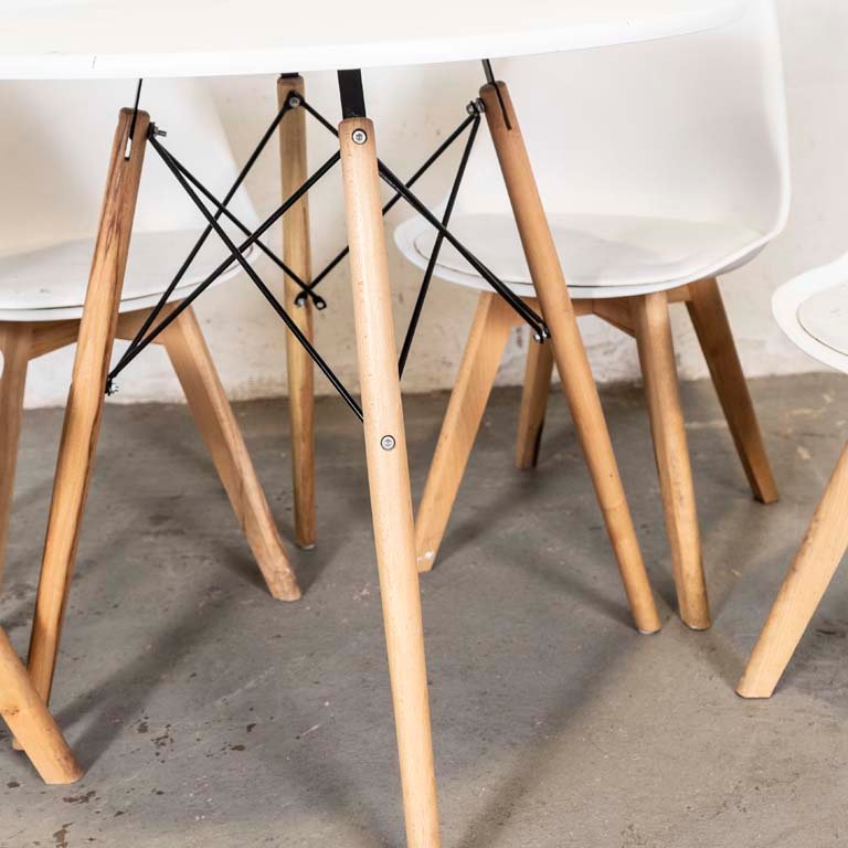 Mesa de comedor circular y sillas en mal estado - imagen 2