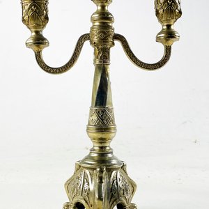 Candelabro de Metal Labrado para Tres Velas - imagen 3