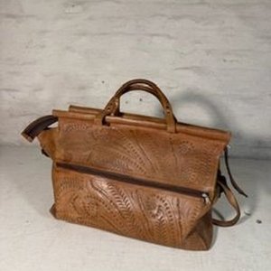 Bolso de Cuero Vintage con Grabados y Correas - imagen 4