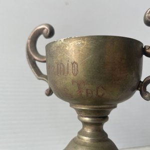 Lote anterior: Trofeo Metálico "Premio FIC FAC" con Base de Madera