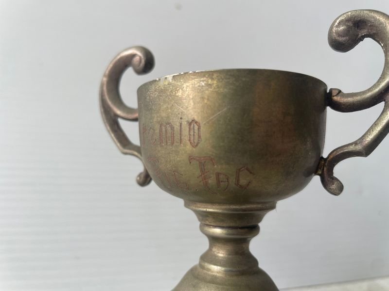 Trofeo Metálico "Premio FIC FAC" con Base de Madera