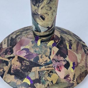 Par de Objetos Intervenidos por Doris Ryffel-Rawak: Candelabro y Reloj de Mesa con Folletos - imagen 3