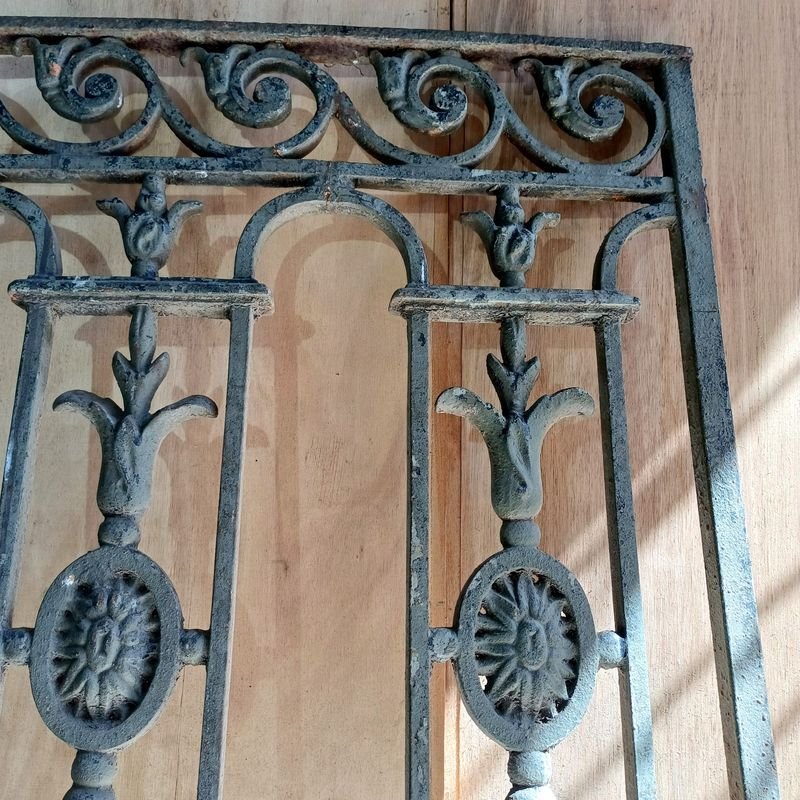 Reja balconera antigua en hierro forjado con apliques de hierro fundido - imagen 6