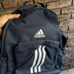 Mochila Adidas Azul con Tiras Blancas - Nueva - imagen 2