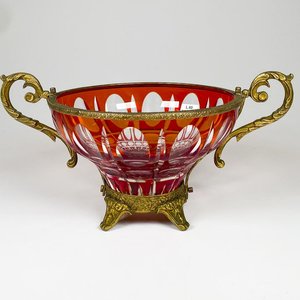Lote siguiente: Centro de cristal color tallado, base, asas y aro de bronce diametro 22 x 15 altura