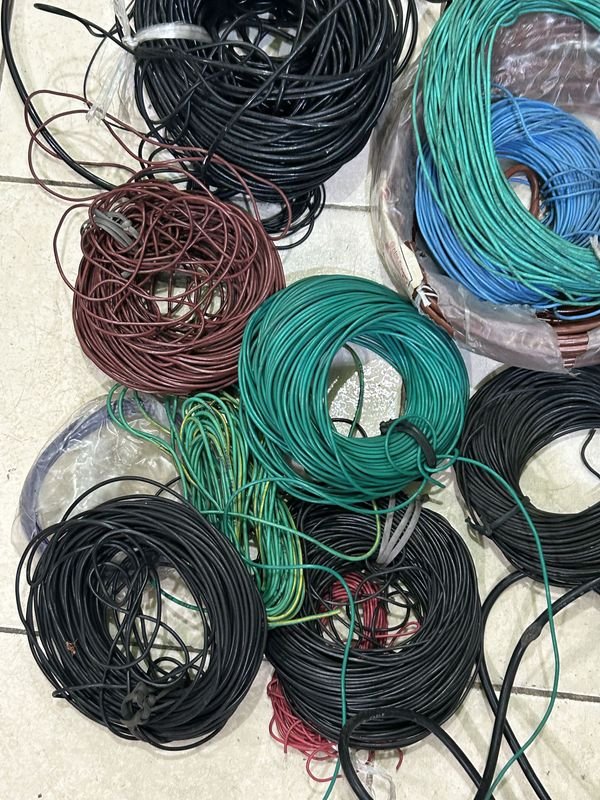 Lote de Cables Varios: Eléctricos, de Red y Adaptadores
