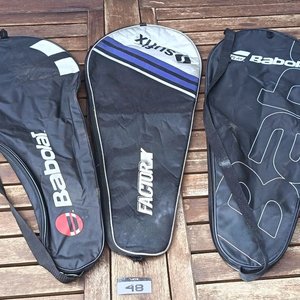 Tres fundas para raquetas de tenis de diferentes marcas, entre ellas Babolat y Factory  con detalles de uso - imagen 2