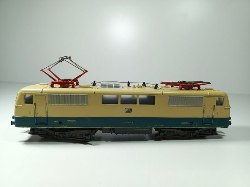Lote siguiente: Locomotora motorizada DB 111 004-8 a escala HO1:87