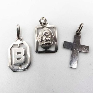 Lote siguiente: Lote de 3 Dijes de Plata: Letra B, Cruz y Angelito